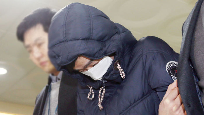 메인이미지  3 : 11살 딸 A양을 2년여간 집에 감금한 채 학대한 혐의로 구속된 아버지 B(32)씨가 24일 오전 인천시 남동구 남동경찰서에서 인천지방검찰청으로 송치되고 있다. (인천=연합뉴스)