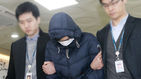 섬네일이미지  2:11살 딸 A양을 2년여간 집에 감금한 채 학대한 혐의로 구속된 아버지 B(32)씨가 24일 오전 인천시 남동구 남동경찰서에서 인천지방검찰청으로 송치되고 있다. (인천=연합뉴스)
