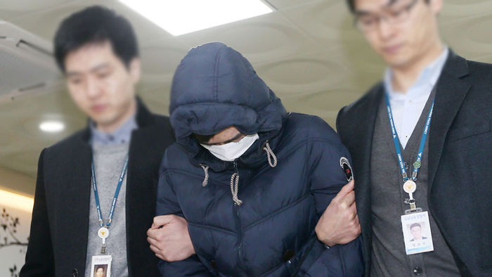 메인이미지  2 : 11살 딸 A양을 2년여간 집에 감금한 채 학대한 혐의로 구속된 아버지 B(32)씨가 24일 오전 인천시 남동구 남동경찰서에서 인천지방검찰청으로 송치되고 있다. (인천=연합뉴스)