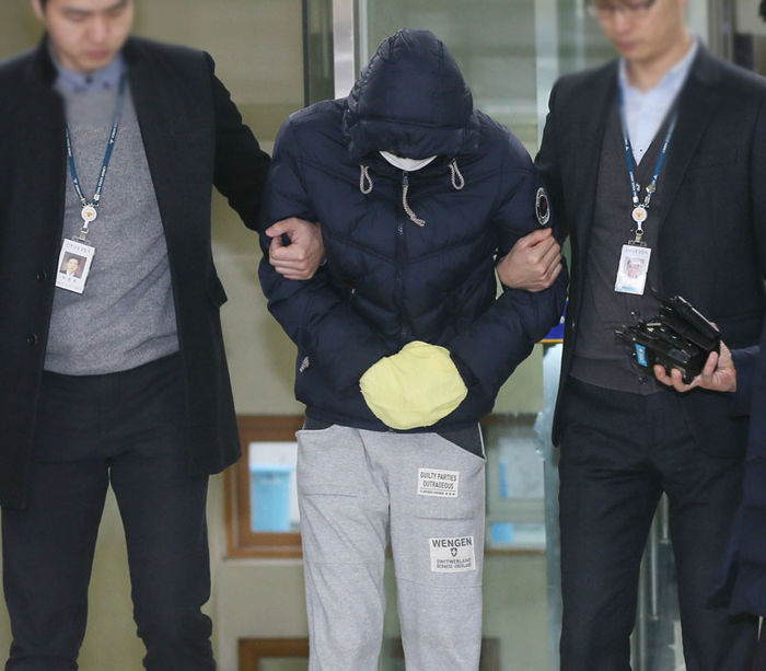메인이미지  1 : 11살 딸 A양을 2년여간 집에 감금한 채 학대한 혐의로 구속된 아버지 B(32)씨가 24일 오전 인천시 남동구 남동경찰서에서 인천지방검찰청으로 송치되고 있다. (인천=연합뉴스)