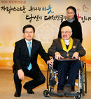 섬네일이미지  2:황교안 국무총리가 24일 서울 세종로 정부서울청사에서 열린 국민추천포상 수여식에서 안톤 트라우너 신부에게 국민훈장 모란장을 수훈하고 있다. 독일인인 트라우너 신부는 57년간 부산지역에서 빈민구제 활동 및 교육의료 봉사를 전개한 공로로 국민훈장 모란장을 받았다. 