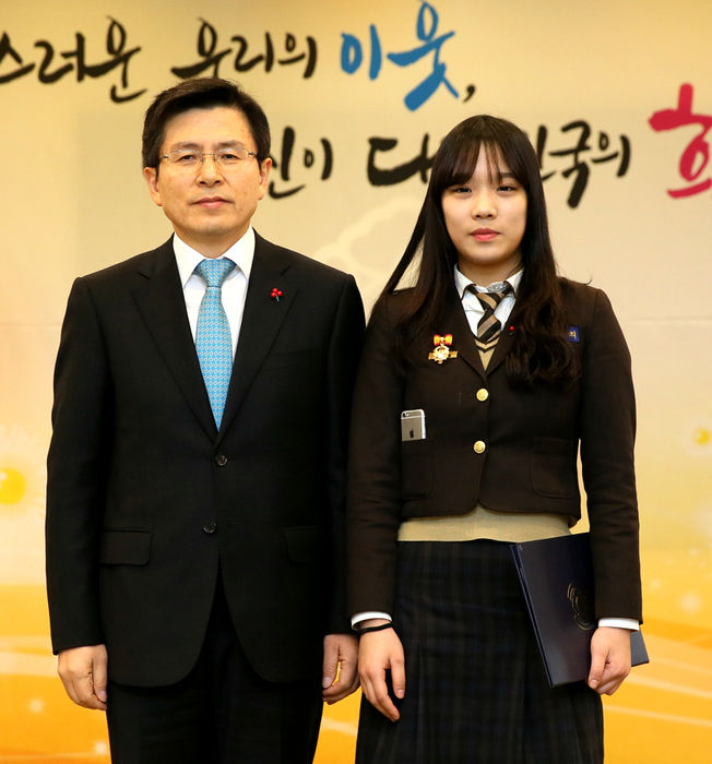 메인이미지  1 : 황교안 국무총리가 24일 서울 세종로 정부서울청사에서 열린 국민추천포상 수여식에서 김영희 학생에게 대통령표창을 수여하고 있다. 빨간가방 여고생으로 알려진 김영희 학생은 음주운전 뺑소 교통사고 피해자를 구조하고 가해자 검거에 기여한 공로로 표창을 받았다. 