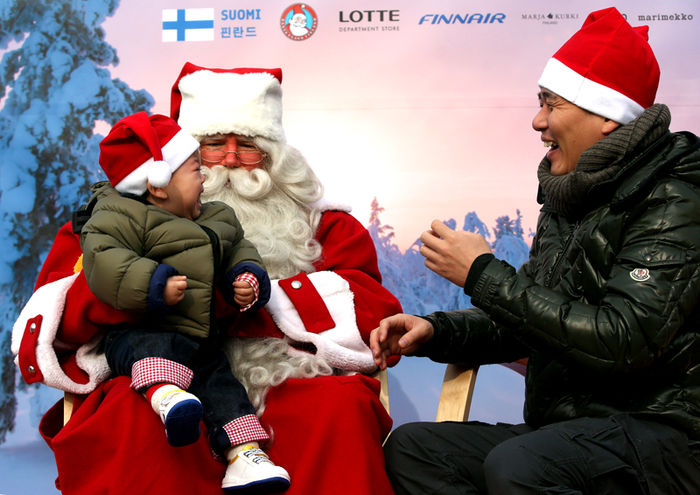 메인이미지  4 : 24일 시청 앞 서울광장에서 주한 핀란드대사관이 개최한 크리스마스 나눔행사에서 한 어린이가 핀란드 공식 산타와 함께 기념촬영하던 중 산타의 모습에 놀라 울음을 터뜨리고 있다. 