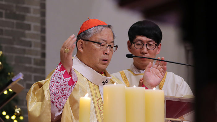 메인이미지  2 : 염수정 추기경이 24일 자정 서울 명동성당에서 열린 예수 성탄 대축일 미사를 집전하고 있다.