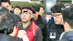 [슬라이드 포토] 광고탑 위 농성하던 노동자들 내려와