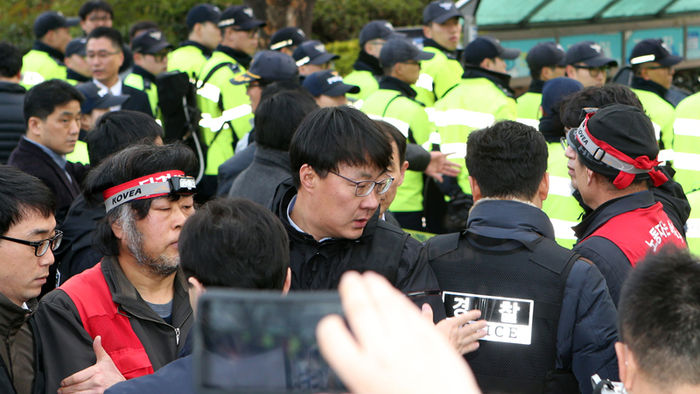 메인이미지  3 : 높이 11ｍ인 부산시청 광고탑 위에서 농성하던 민주일반노조 합동양조분회 송복남씨와 공공운수노조 택시부산지회 심정보씨가 24일 오후 4시 15분께 253일만에 스스로 광고탑에서 내려왔다. 경찰은 이들을 건조물 침입 등의 혐의로 연행하고 있다. 