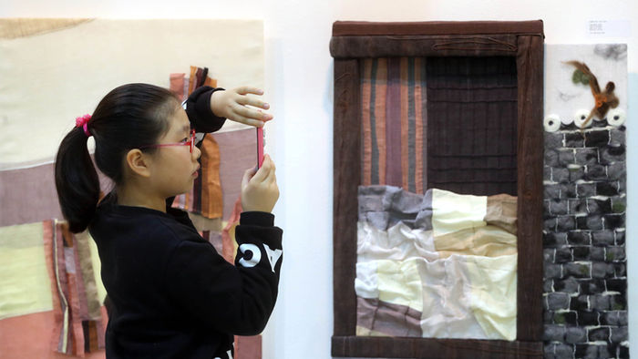 메인이미지  6 : 25일 오후 서울 강남구 삼성동 코엑스에서 열린 '서울 아트쇼 2015'를 찾은 관람객이 작품을 살펴보고 있다.