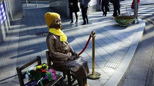 일본언론 "한국정부, 일본대사관 앞 위안부 소녀상 이전 검토"