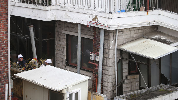 메인이미지  5 : 26일 오전 서울 은평구 녹번동의 한 다세대주택 건설공사 현장 주변 건물 8채에 금이 가 2차 붕괴사고를 막기 위한 지지대 설치 등 보강작업이 펼쳐지고 있다. 