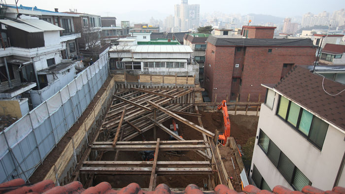 메인이미지  3 : 26일 오전 서울 은평구 녹번동의 한 다세대주택 건설공사 현장 주변 건물 8채에 금이 가 지반 보강작업이 이뤄지고 있다.