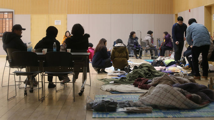 메인이미지  11 : 26일 오전 서울 은평구 녹번동의 한 다세대주택 건설공사 현장 주변 건물 8채에 금이 가 인근 주민들이 구청 강당에 피신해 있다.