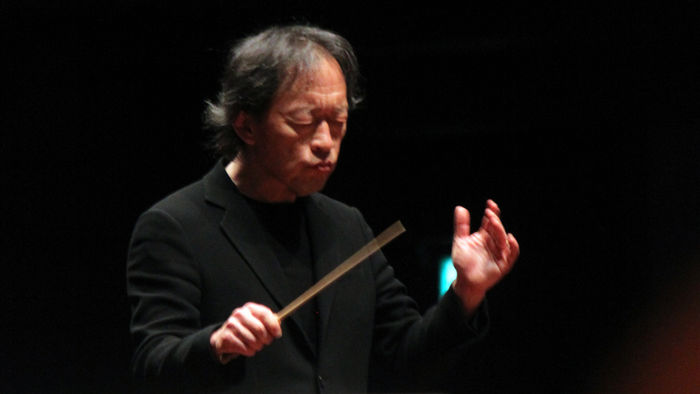 메인이미지  3 : 정명훈 예술감독이 한일 수교 50주년을 기념해 일본 도쿄도(東京都) 분카무라 오차드홀에서 26일 열린 서울시립교향악단과 도쿄 필하모닉 오케스트라의 합동콘서트에서 지휘하고 있다.
