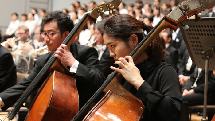 메인이미지  8 : 서울 시립교향악단과 도쿄 필하모닉 오케스트라가 한일 수교 50주년을 기념해 26일 오후 일본 도쿄도(東京都) 분카무라 오차드홀에서 정명훈 예술감독의 지휘로 합동콘서트를 하고 있다. 무대로 통하는 문 유리창을 통해 단원이 연주하는 모습이 보인다.