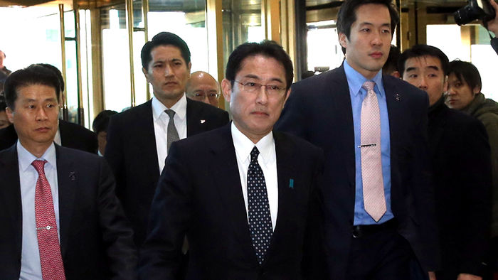 메인이미지  1 : 기시다 후미오(岸田文雄) 일본 외무상이 28일 오후 윤병세 외교부 장관과 외교장관 회담을 위해 서울 종로구 도렴동 외교부 청사로 들어서고 있다. 