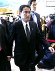 섬네일이미지  4:기시다 후미오(岸田文雄) 일본 외무상이 28일 오후 윤병세 외교부 장관과 외교장관 회담을 위해 서울 종로구 도렴동 외교부 청사로 들어서고 있다. 