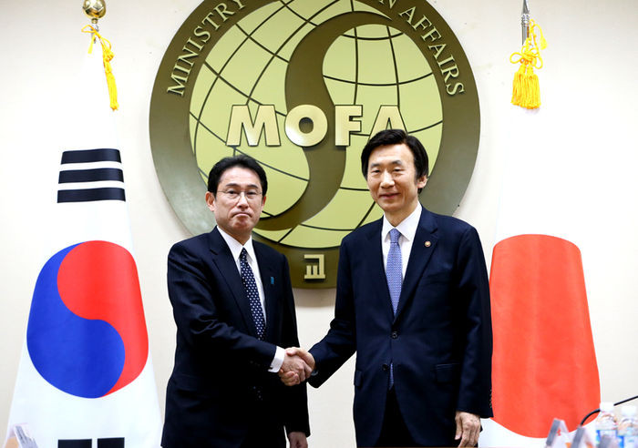 메인이미지  1 : 윤병세 외교장관(오른쪽)과 기시다 후미오 일본 외무상이 28일 서울 종로구 도렴동 외교부에서 열린 일본군 위안부 문제 해결을 위한 한일 외교장관 회담에서 악수하고 있다.