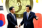섬네일이미지  2:윤병세 외교장관(오른쪽)이 28일 서울 종로구 도렴동 외교부에서 열린 일본군 위안부 문제 해결을 위한 한일 외교장관 회담에서 기시다 후미오 일본 외무상이 악수한 뒤 자리로 안내하고 있다. 