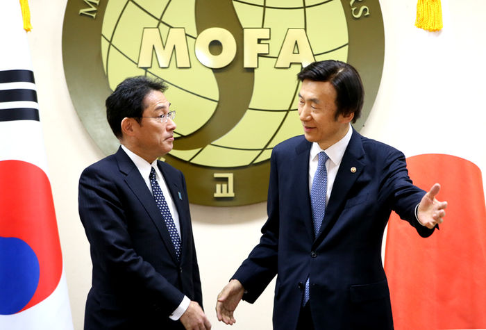 메인이미지  2 : 윤병세 외교장관(오른쪽)이 28일 서울 종로구 도렴동 외교부에서 열린 일본군 위안부 문제 해결을 위한 한일 외교장관 회담에서 기시다 후미오 일본 외무상이 악수한 뒤 자리로 안내하고 있다. 