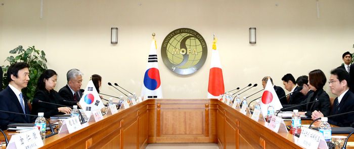 메인이미지  4 : 윤병세 외교장관(왼쪽)과 기시다 후미오 일본 외무상이 28일 서울 종로구 도렴동 외교부에서 일본군 위안부 문제 해결을 위한 한일 외교장관 회담을 시작하고 있다. 