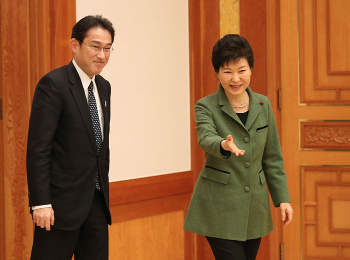 메인이미지  4 : 박근혜 대통령이 28일 오후 위안부 문제 해결을 위한 외교장관 회담을 마치고 청와대를 방문한 기시다 후미오(岸田文雄) 일본 외무상에게 자리를 안내하고 있다.