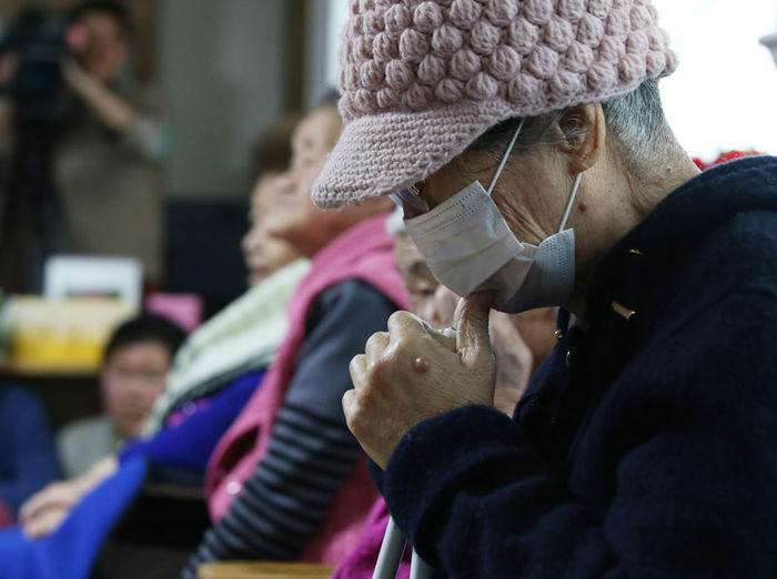 메인이미지  2 :  일본군 위안부 문제의 해결을 위한 한일 외교장관회담이 열린 28일 오후 경기도 광주시 일본군 위안부 피해자 쉼터 나눔의 집에서 할머니들이 회담 결과를 기다리고 있다. 