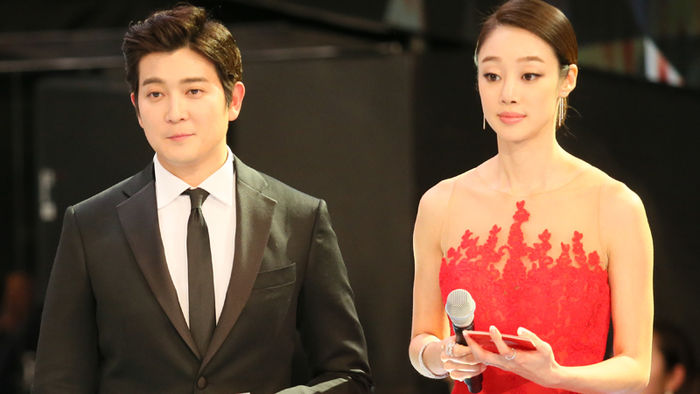 메인이미지  17 :  28일 오후 서울 강서구 등촌동 SBS공개홀에서 열린 2015 슈퍼모델선발대회에서 사회를 맡은 최기환 아나운서(왼쪽)와 모델 최여진이 대상 시상을 기다리고 있다. 
