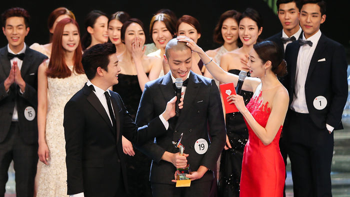 메인이미지  19 : 28일 오후 서울 강서구 등촌동 SBS공개홀에서 열린 2015 슈퍼모델선발대회에서 대상을 수상한 모델 손기성(가운데)이 소감을 전하고 있다. 