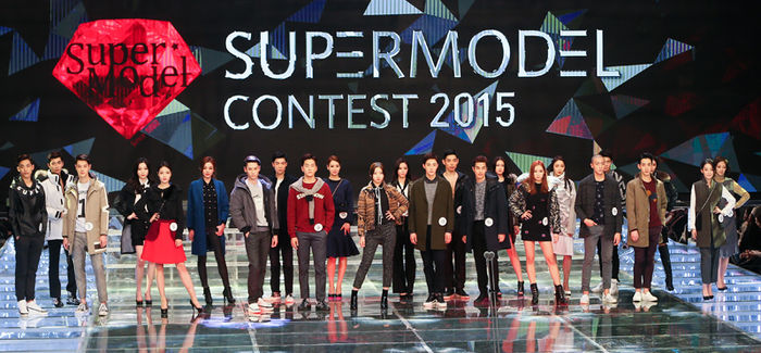 메인이미지  20 : 28일 오후 서울 강서구 등촌동 SBS공개홀에서 열린 2015 슈퍼모델선발대회에서 참가자들이 무대에 올라 포즈를 취하고 있다.