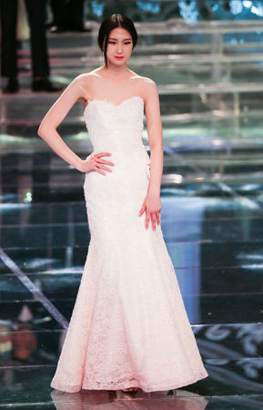 메인이미지  5 : 28일 오후 서울 강서구 등촌동 SBS공개홀에서 열린 2015 슈퍼모델선발대회에서 3위를 차지한 서하은이 무대에 올라 포즈를 취하고 있다.