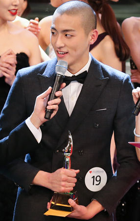 메인이미지  15 : 28일 오후 서울 강서구 등촌동 SBS공개홀에서 열린 2015 슈퍼모델선발대회에서 손기성이 대상을 수상해 소감을 전하고 있다.
