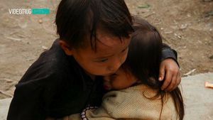 [자막뉴스] 2살 동생 안은 4살 오빠&hellip;세계 낚은 '거짓말'