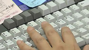 "저작권 횡포" vs "공짜 심보는 잘못"