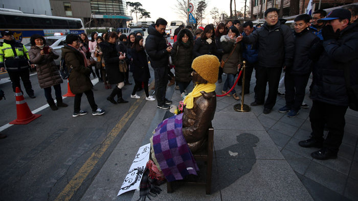 메인이미지  2 : 29일 오후 서울 종로구 주한일본대사관 앞 소녀상을 찾은 인천의 한 중학교 교사들이 소녀상을 둘러싼 채 시간을 보내고 있다. 한 관계자는 "단체로 서울 고궁 견학을 하러 왔다가 최근 소녀상이 없어질 수도 있다는 말을 들어 이곳을 들르게 됐다"고 말했다.