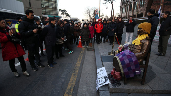 메인이미지  5 : 29일 오후 서울 종로구 주한일본대사관 앞 소녀상을 찾은 인천의 한 중학교 교사들이 소녀상을 둘러싼 채 시간을 보내고 있다. 한 관계자는 "단체로 서울 고궁 견학을 하러 왔다가 최근 소녀상이 없어질 수도 있다는 말을 들어 이곳을 들르게 됐다"고 말했다.