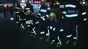 [비디오머그] 중국 소방관들의 어설픈 칼군무&hellip;어디서 많이 보던 춤인데?