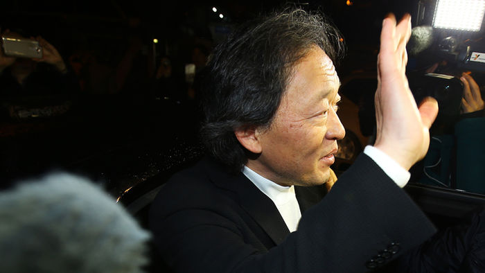 메인이미지  4 : 정명훈 서울시립교향악단 예술감독이 30일 오후 서울 서초구 예술의 전당에서 열린 서울시향 송년음악회에서 서울시향 감독으로서 마지막 지휘를 끝마치고 차량에 탑승하며 인사를 하고 있다. 