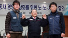 섬네일이미지  1:쌍용자동차 노&middot;노&middot;사 3자 협의체 대표는 30일 오후 평택공장 본관 회의실에서 '쌍용자동차 경영정상화를 위한 합의서'에 서명했다. 2008년 12월 쌍용차 자금난으로 구조조정이 가시화되면서 같은달 29일 구조조정 저지를 위한 조합원 규탄대회가 열린지 꼭 7년만에 3자 합의안이 최종 타결된 것이다. 최종식 대표이사와 홍봉석 쌍용차노조 위원장, 김득중 금속노조 쌍용차지부장  (평택=연합뉴스) 