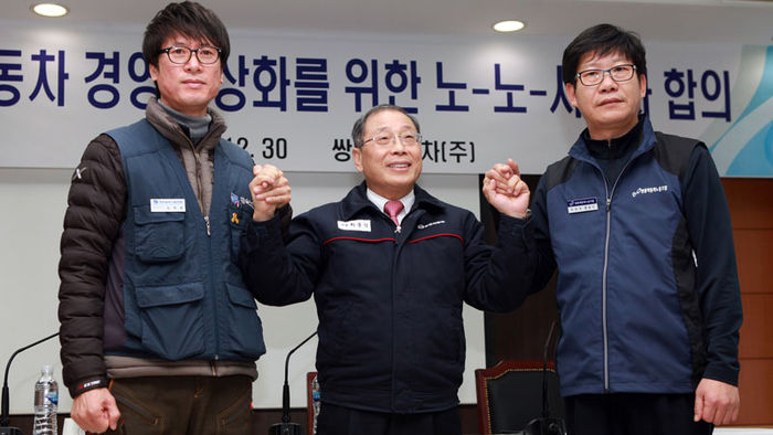 메인이미지  1 : 쌍용자동차 노&middot;노&middot;사 3자 협의체 대표는 30일 오후 평택공장 본관 회의실에서 '쌍용자동차 경영정상화를 위한 합의서'에 서명했다. 2008년 12월 쌍용차 자금난으로 구조조정이 가시화되면서 같은달 29일 구조조정 저지를 위한 조합원 규탄대회가 열린지 꼭 7년만에 3자 합의안이 최종 타결된 것이다. 최종식 대표이사와 홍봉석 쌍용차노조 위원장, 김득중 금속노조 쌍용차지부장  (평택=연합뉴스) 