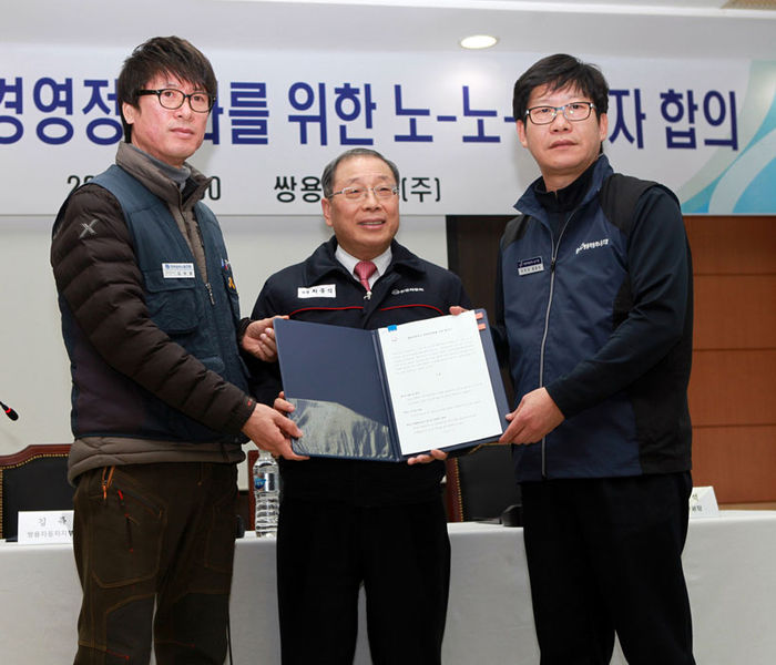 메인이미지  4 : 쌍용자동차 노&middot;노&middot;사 3자 협의체 대표는 30일 오후 평택공장 본관 회의실에서 '쌍용자동차 경영정상화를 위한 합의서'에 서명했다. 2008년 12월 쌍용차 자금난으로 구조조정이 가시화되면서 같은달 29일 구조조정 저지를 위한 조합원 규탄대회가 열린지 꼭 7년만에 3자 합의안이 최종 타결된 것이다. 최종식 대표이사와 홍봉석 쌍용차노조 위원장, 김득중 금속노조 쌍용차지부장  (평택=연합뉴스) 