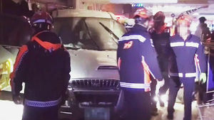 승합자 버스 추돌 후 매장 돌진&hellip;5명 부상