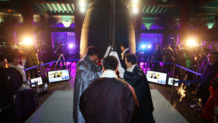 메인이미지  7 : 2016년 새해 첫날인 1일 서울 종로구 보신각에서 열린 '제야의 종 타종' 행사에서 조희연 교육감을 비롯한 시민대표들이 타종을 하고 있다. 