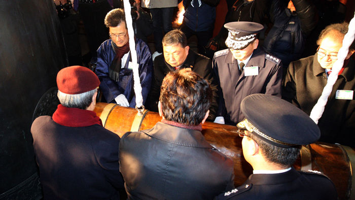 메인이미지  4 : 2016년 1월 1일 오전 0시를 기해 청주시 흥덕구 청주예술의전당 천년각에서 열린 '2016 새해맞이 희망축제'에서 이시종(왼쪽 첫번째) 충북도지사와 이언구(왼쪽 두번째) 도의회 의장, 김병우 도교육감 등 각계각층 주요 인사 8명이 타종을 하고 있다.