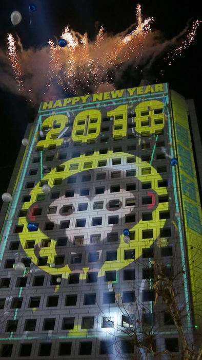 메인이미지  1 : 2016년 병신년(丙申年)을 맞이한 1일 오전 서울 강남구 코엑스 앞 영동대로에서 열린 '2016 새해맞이 카운트다운 축제(더 브릴리언트 카운트다운 2016)'에서 새해를 밝히는 폭죽이 터지고 있다.