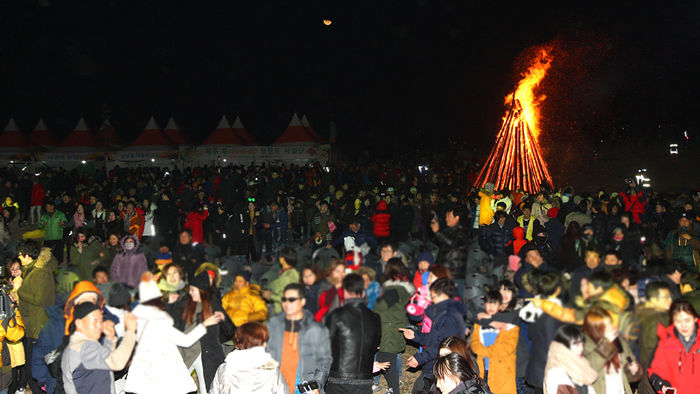 메인이미지  5 : 1일 제주 서귀포시 성산읍 성산일출봉 일원에서 열린 제23회 성산일출축제장에서 '달집태우기' 행사가 진행되고 있다. 축제장을 찾은 도민과 관광객들이 함께 즐거워하며 춤을 추고 있다.