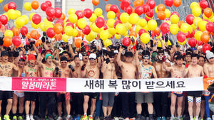 [슬라이드 포토] 이색 '알몸 마라톤'으로 새해 건강 다져요!