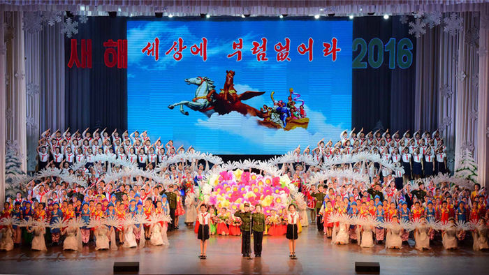 메인이미지  4 : 북한 학생들의 설맞이 공연 '세상에 부럼없어라'가 1일 평양 만경대학생소년궁전에서 열렸다고 조선중앙통신이 보도했다.