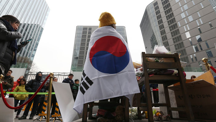 메인이미지  5 : 새해 첫날을 맞아 1일 오후 서울 중학동 주한일본대사관 앞 평화비(소녀상)에서 일본군 위안부 문제 한일 협상 폐기를 위한 대학생대책위원회가 마련한 '소녀상 의미 해설' 프로그램이 열리고 있다. 