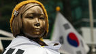 섬네일이미지  3:새해 첫날을 맞아 1일 오후 서울 중학동 주한일본대사관 앞 평화비(소녀상)에서 일본군 위안부 문제 한일 협상 폐기를 위한 대학생대책위원회가 마련한 '소녀상 의미 해설' 프로그램이 열리고 있다. 