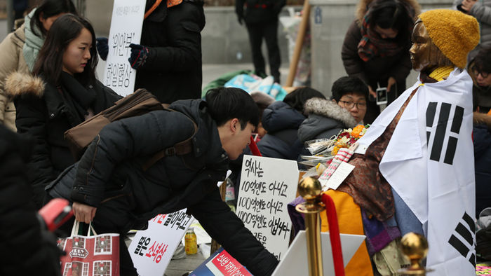 메인이미지  1 : 새해 첫날을 맞아 1일 오후 서울 중학동 주한일본대사관 앞 평화비(소녀상)에서 일본군 위안부 문제 한일 협상 폐기를 위한 대학생대책위원회가 마련한 '소녀상 의미 해설' 프로그램이 열리고 있다. 