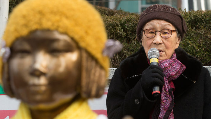 메인이미지  2 : 2일 오후 서울 종로구 옛 일본대사관 앞에서 열린 한일협상무효 토요시위에서 김복동 할머니가 발언을 하고 있다.